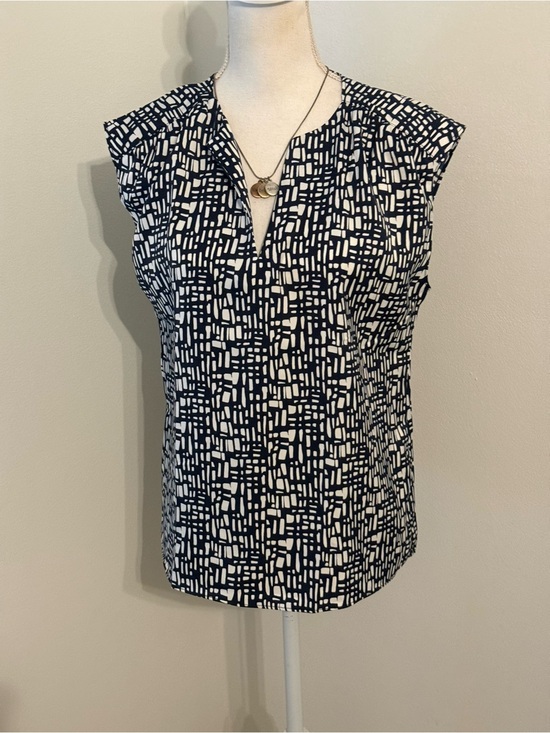 Banana Republic Tops - Banana Republic Black & White Geometric Sleeveless Split-Neck Top